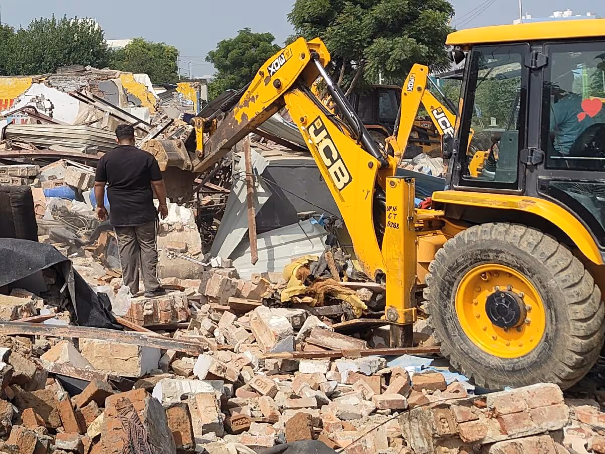 Bareilly: सड़क और नालियों पर कब्जा हटाने पहुंचा बुलडोजर, फतेहगंज पश्चिमी में कार्रवाई Bareilly: सड़क और नालियों पर कब्जा हटाने पहुंचा बुलडोजर, फतेहगंज पश्चिमी में कार्रवाई