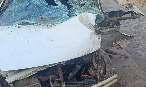 Karnataka : कार पेड़ से टकराई, तीन घायल