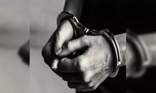पुलिस ने दो साल से फरार मुख्य आरोपी पप्पू पेजर को एयरपोर्ट से किया गिरफ्तार पुलिस ने दो साल से फरार मुख्य आरोपी पप्पू पेजर को एयरपोर्ट से किया गिरफ्तार
