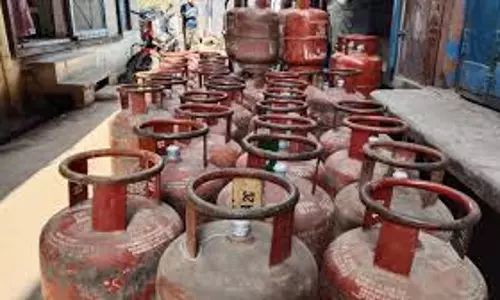Bareilly Rural: गैस की किल्लत बढ़ी, बुकिंग ठप, ब्लैक में बिक रहे सिलेंडर Bareilly Rural: गैस की किल्लत बढ़ी, बुकिंग ठप, ब्लैक में बिक रहे सिलेंडर