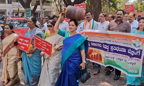 रसोई गैस की कीमत में बढ़ोतरी: Belgaum में कांग्रेस का विरोध प्रदर्शन रसोई गैस की कीमत में बढ़ोतरी: Belgaum में कांग्रेस का विरोध प्रदर्शन