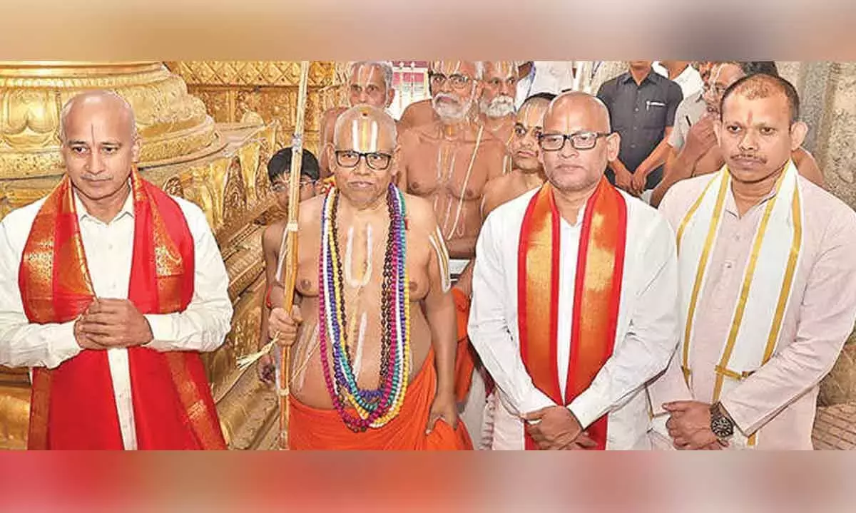 Andhra: अहोबिला मठ के 46वें जीर ने तिरुमाला में प्रार्थना की Andhra: अहोबिला मठ के 46वें जीर ने तिरुमाला में प्रार्थना की