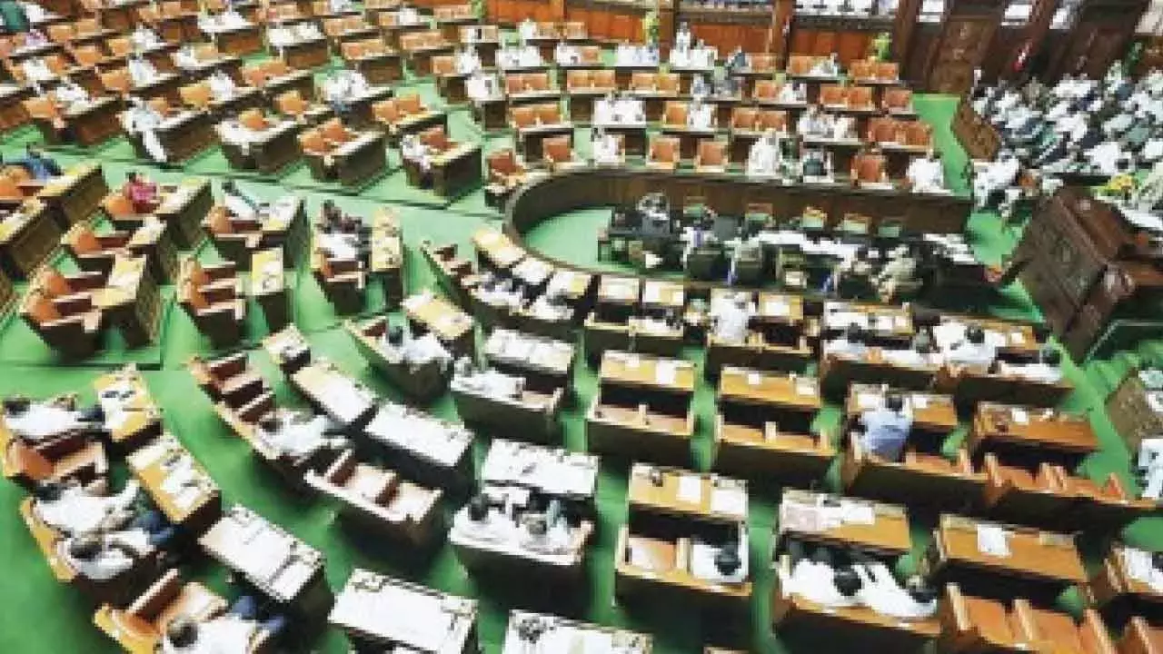 Karnataka: एलपीजी की कमी से विधानसभा में बीजेपी और कांग्रेस के बीच तीखी नोकझोंक