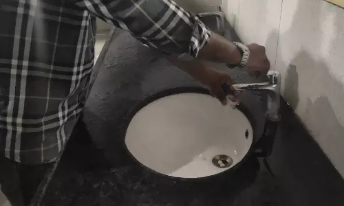 Bhiwani: भिवानी में स्वास्थ्य सिस्टम की बदहाली, मरीज खुद कर रहे सैंपल की सफाई Bhiwani: भिवानी में स्वास्थ्य सिस्टम की बदहाली, मरीज खुद कर रहे सैंपल की सफाई