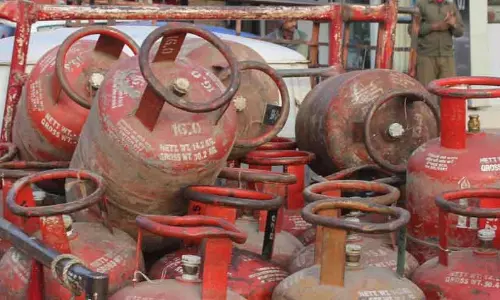 Cooking gas crisis ; होटल और रेस्टोरेंट सेक्टर बंद होने के खतरे में Cooking gas crisis ; होटल और रेस्टोरेंट सेक्टर बंद होने के खतरे में