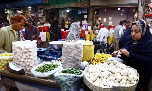Pakistan में महंगाई का असर, कंज्यूमर्स परेशान और पेट्रोल को जिम्मेदार ठहराया Pakistan में महंगाई का असर, कंज्यूमर्स परेशान और पेट्रोल को जिम्मेदार ठहराया