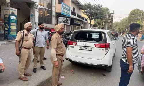 फगवाड़ा में AAP नेता राजू की कार में तोड़फोड़ फगवाड़ा में AAP नेता राजू की कार में तोड़फोड़