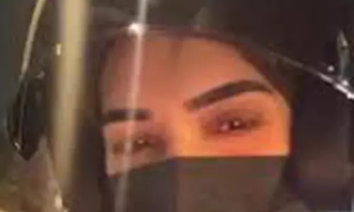 Kriti Sanon देर रात शूटिंग के बाद बाइक से घर लौटीं