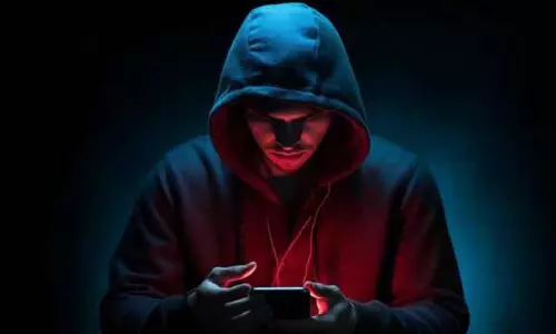 Mobile हैक कर फोटो खींचे; 21 साल के युवक की शिकायत पर केस दर्ज