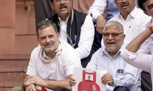 राहुल गांधी ने LPG की कमी पर चिंता जताई, सरकार की विदेश नीति को दोषी ठहराया राहुल गांधी ने LPG की कमी पर चिंता जताई, सरकार की विदेश नीति को दोषी ठहराया