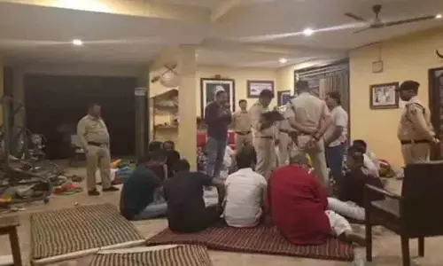 मध्य प्रदेश पुलिस ने IAS अधिकारी के फार्महाउस पर जुआ खेलते हुए पकड़ा, 18 लोग पकड़े गए मध्य प्रदेश पुलिस ने IAS अधिकारी के फार्महाउस पर जुआ खेलते हुए पकड़ा, 18 लोग पकड़े गए