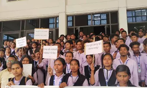 Odisha: आदिवासी छात्रों ने स्कॉलरशिप न मिलने पर कलेक्टर ऑफिस के सामने विरोध प्रदर्शन किया Odisha: आदिवासी छात्रों ने स्कॉलरशिप न मिलने पर कलेक्टर ऑफिस के सामने विरोध प्रदर्शन किया