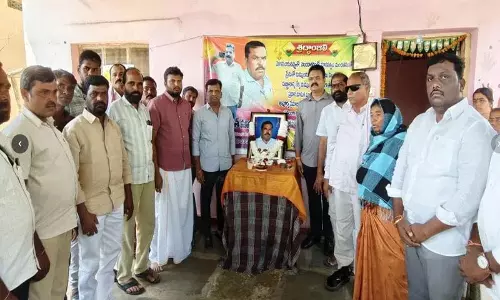 पूर्व विधायक Gadari Kishore ने मानसिंह के परिवार से की बातचीत पूर्व विधायक Gadari Kishore ने मानसिंह के परिवार से की बातचीत