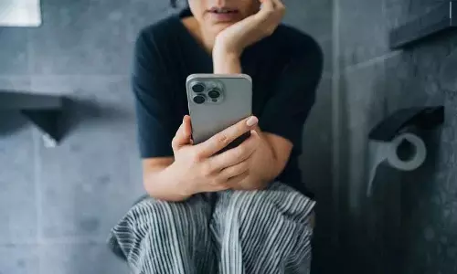 Health Experts ने चेतावनी दी है: टॉयलेट में ज़्यादा स्मार्टफोन इस्तेमाल करने से पाइल्स हो सकता है Health Experts ने चेतावनी दी है: टॉयलेट में ज़्यादा स्मार्टफोन इस्तेमाल करने से पाइल्स हो सकता है