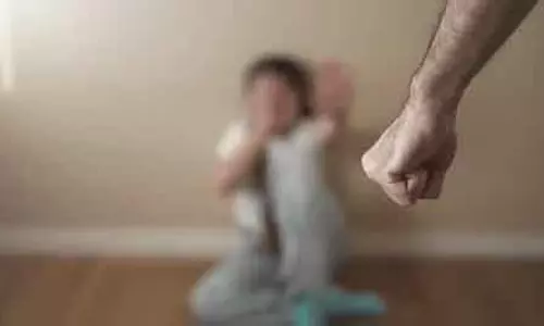 MP : जबलपुर में पिता और दादी ने छोटी सी बात पर 13 साल की बच्ची को बेरहमी से पीटा MP : जबलपुर में पिता और दादी ने छोटी सी बात पर 13 साल की बच्ची को बेरहमी से पीटा