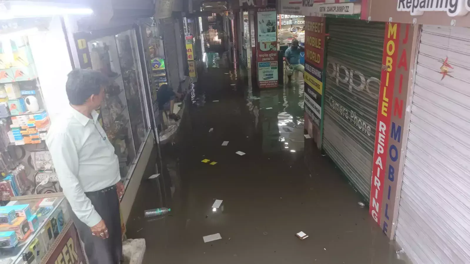 Bhopal: भोपाल में एमपी नगर के ज्योति कॉम्प्लेक्स में सीवेज लाइन खराब, दुकानों में पानी घुसा