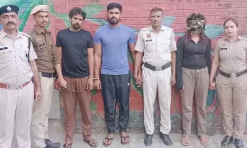 महिला सहित तीन गिरफ्तार, हनीट्रैप और ब्लैकमेलिंग का चौंकाने वाला मामला उजागर महिला सहित तीन गिरफ्तार, हनीट्रैप और ब्लैकमेलिंग का चौंकाने वाला मामला उजागर