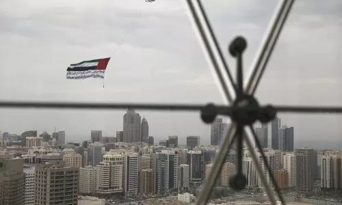 UAE एयर डिफेंस ने मिसाइल के खतरे पर जवाब दिया; लोगों को सुरक्षित जगहों पर रहने को कहा गया