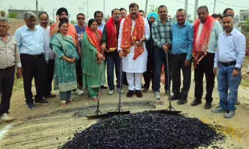 Arvind ने 45 लाख रुपये की लागत से ब्लैकटॉपिंग का काम शुरू किया Arvind ने 45 लाख रुपये की लागत से ब्लैकटॉपिंग का काम शुरू किया