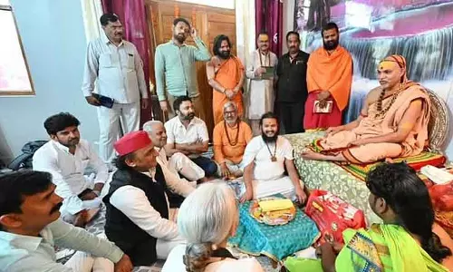 UP : सपा प्रमुख अखिलेश यादव ने अविमुक्तेश्वरानंद से मुलाकात की