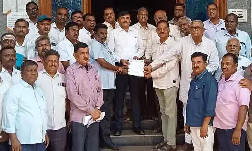 Ranebennur : नेहरू मार्केट को दूसरी जगह ले जाने का विरोध Ranebennur : नेहरू मार्केट को दूसरी जगह ले जाने का विरोध