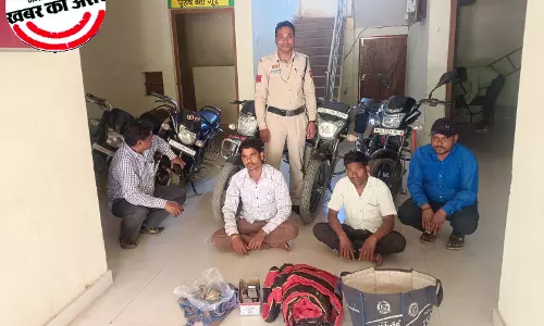 जुआ फड़ पर पुलिस की बड़ी रेड, 4 जुआरी गिरफ्तार जुआ फड़ पर पुलिस की बड़ी रेड, 4 जुआरी गिरफ्तार