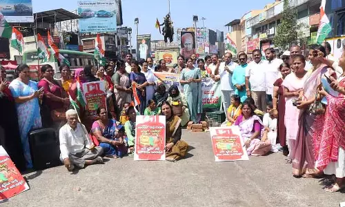 Karnataka : कांग्रेस ने लकड़ी का चूल्हा जलाकर और चाय बनाकर विरोध प्रदर्शन किया Karnataka : कांग्रेस ने लकड़ी का चूल्हा जलाकर और चाय बनाकर विरोध प्रदर्शन किया
