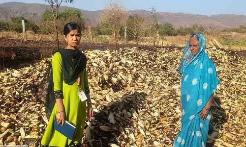 Karnataka : मक्के के ढेर में आग लगने से भारी नुकसान Karnataka : मक्के के ढेर में आग लगने से भारी नुकसान
