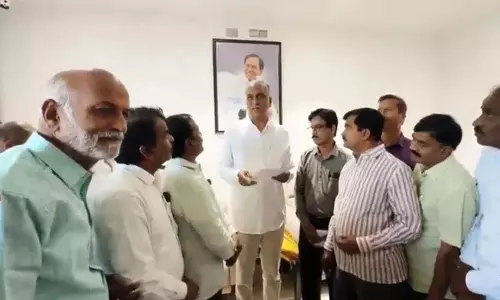 मुख्यमंत्री रिटायर्ड कर्मचारियों के प्रति इतने अदूरदर्शी क्यों हैं: पूर्व मंत्री Harish Rao मुख्यमंत्री रिटायर्ड कर्मचारियों के प्रति इतने अदूरदर्शी क्यों हैं: पूर्व मंत्री Harish Rao