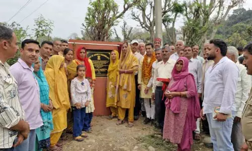 Jasrotia ने सौला-त्रिदवान में 16 लेन की नालियों और ट्रांसफॉर्मर का उद्घाटन किया Jasrotia ने सौला-त्रिदवान में 16 लेन की नालियों और ट्रांसफॉर्मर का उद्घाटन किया