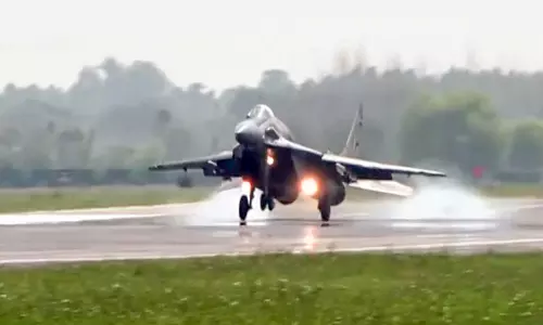 IAF चीफ एपी सिंह ने MiG-29UPG उड़ान भरी, वेस्टर्न एयर कमांड की ऑपरेशनल तैयारियों का रिव्यू किया IAF चीफ एपी सिंह ने MiG-29UPG उड़ान भरी, वेस्टर्न एयर कमांड की ऑपरेशनल तैयारियों का रिव्यू किया