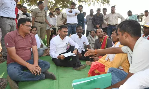 कलेक्टर ने पेड़ के नीचे चौपाल लगाकर सुनी ग्रामीणों की समस्याएं कलेक्टर ने पेड़ के नीचे चौपाल लगाकर सुनी ग्रामीणों की समस्याएं