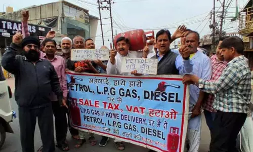 MSJK ने घरेलू रसोई गैस की कमी के खिलाफ विरोध प्रदर्शन किया MSJK ने घरेलू रसोई गैस की कमी के खिलाफ विरोध प्रदर्शन किया