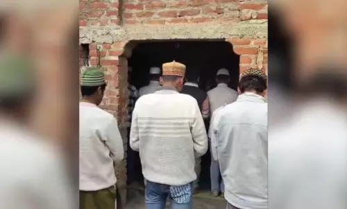Bareilly नमाज विवाद: धमकियों के बीच हाईकोर्ट ने खान को पुलिस सुरक्षा दी Bareilly नमाज विवाद: धमकियों के बीच हाईकोर्ट ने खान को पुलिस सुरक्षा दी