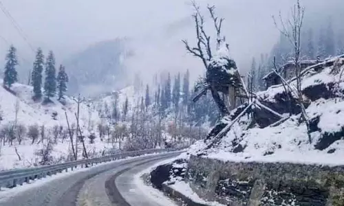 SRIANGAR: घाटी में बारिश, पहाड़ियों में बर्फबारी SRIANGAR: घाटी में बारिश, पहाड़ियों में बर्फबारी