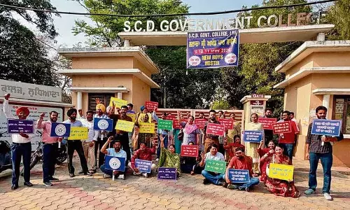 Ludhiana: असिस्टेंट प्रोफेसर और लाइब्रेरियन ने राज्य सरकार पर उदासीनता का आरोप लगाते हुए विरोध प्रदर्शन किया Ludhiana: असिस्टेंट प्रोफेसर और लाइब्रेरियन ने राज्य सरकार पर उदासीनता का आरोप लगाते हुए विरोध प्रदर्शन किया