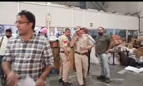 Ludhiana police ने फोकल पॉइंट में कूरियर कंपनी के गोदाम पर छापा मारकर 56 किलो गांजा बरामद किया Ludhiana police ने फोकल पॉइंट में कूरियर कंपनी के गोदाम पर छापा मारकर 56 किलो गांजा बरामद किया