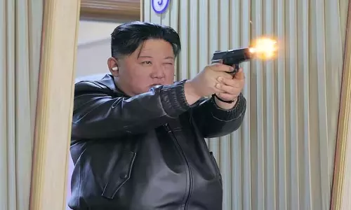 नॉर्थ कोरिया के लीडर Kim Jong Un और उनकी बेटी ने शूटिंग रेंज में नई पिस्टल ट्राई कीं नॉर्थ कोरिया के लीडर Kim Jong Un और उनकी बेटी ने शूटिंग रेंज में नई पिस्टल ट्राई कीं