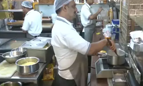 भोपाल में LPG सिलेंडर की कमी के कारण रेस्टोरेंट इंडक्शन कुकिंग की ओर रुख कर रहे भोपाल में LPG सिलेंडर की कमी के कारण रेस्टोरेंट इंडक्शन कुकिंग की ओर रुख कर रहे