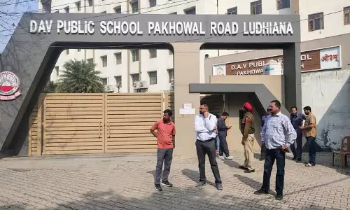 बम की झूठी धमकी वाले ईमेल से खतरे की घंटी बज रही, Ludhiana के शिक्षकों ने जल्द जांच की मांग की बम की झूठी धमकी वाले ईमेल से खतरे की घंटी बज रही, Ludhiana के शिक्षकों ने जल्द जांच की मांग की