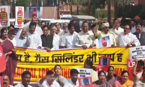 संसद बजट सत्र: विपक्ष का विरोध जारी, LPG की कमी का आरोप संसद बजट सत्र: विपक्ष का विरोध जारी, LPG की कमी का आरोप