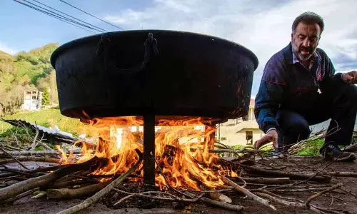हैदराबाद में LPG सप्लाई में देरी के कारण होटल और घर जलाने के लिए लकड़ी का इस्तेमाल कर रहे