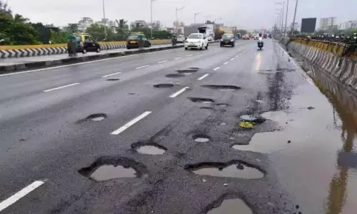 तिरुपति की सड़कें टूटी, गड्ढों से हादसे का खतरा, YSRC ने प्रदर्शन किया तिरुपति की सड़कें टूटी, गड्ढों से हादसे का खतरा, YSRC ने प्रदर्शन किया