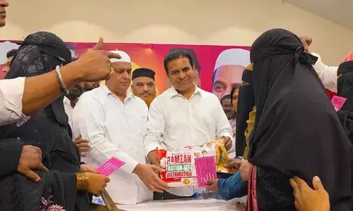 KTR ने रमजान राशन किट बांटे, कल्याणकारी योजनाओं को लेकर कांग्रेस पर निशाना साधा