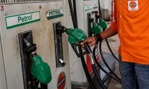 तेलंगाना में LPG और फ्यूल की कमी के डर से लंबी लाइनें, सरकार ने भरोसा दिया तेलंगाना में LPG और फ्यूल की कमी के डर से लंबी लाइनें, सरकार ने भरोसा दिया