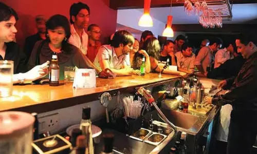 कर्नाटक HC ने पब और माइक्रोब्रूअरी में नाबालिगों के आने पर सख्त बैन लगाने का आदेश दिया कर्नाटक HC ने पब और माइक्रोब्रूअरी में नाबालिगों के आने पर सख्त बैन लगाने का आदेश दिया