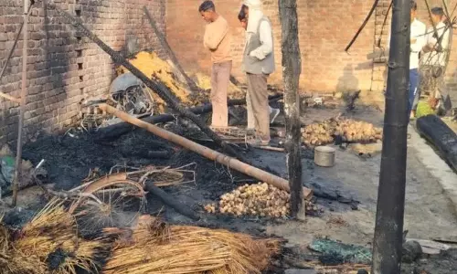Farrukhabad: ग्रामीणों की मदद से दंपत्ति सुरक्षित बचा, घर जलकर खाक Farrukhabad: ग्रामीणों की मदद से दंपत्ति सुरक्षित बचा, घर जलकर खाक
