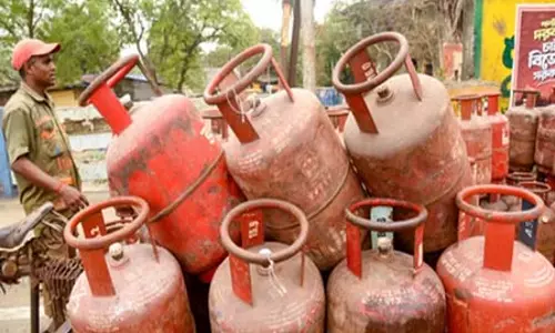 बंगाल में एलपीजी सप्लाई को मैनेज करने के लिए सरकार ने एसओपी जारी किया बंगाल में एलपीजी सप्लाई को मैनेज करने के लिए सरकार ने एसओपी जारी किया