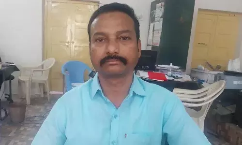 ट्रेजरी के सीनियर असिस्टेंट को PhonePe के ज़रिए रिश्वत लेते हुए गिरफ्तार किया गया ट्रेजरी के सीनियर असिस्टेंट को PhonePe के ज़रिए रिश्वत लेते हुए गिरफ्तार किया गया
