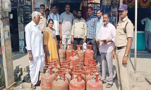नलगोंडा में बिज़नेस में गलत इस्तेमाल के लिए घरेलू LPG सिलेंडर ज़ब्त किए गए: DSO वेंकटेश्वरलू नलगोंडा में बिज़नेस में गलत इस्तेमाल के लिए घरेलू LPG सिलेंडर ज़ब्त किए गए: DSO वेंकटेश्वरलू